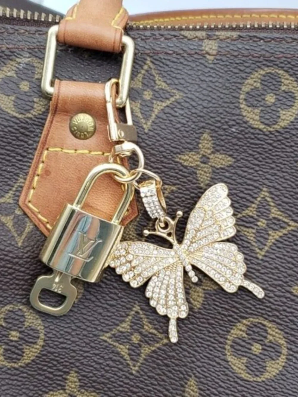 LV Authentic Gold Padlock 🔒 Key Set w/ Unbranded Butterfly Keychain Charm